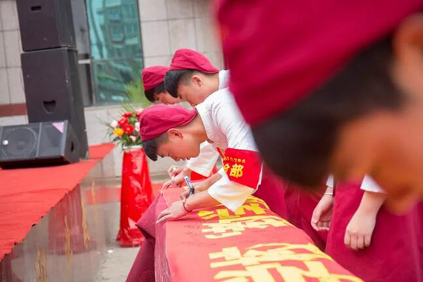 ����|�������W(xu��)У �W(xu��)�N��ȥ�ĺ�